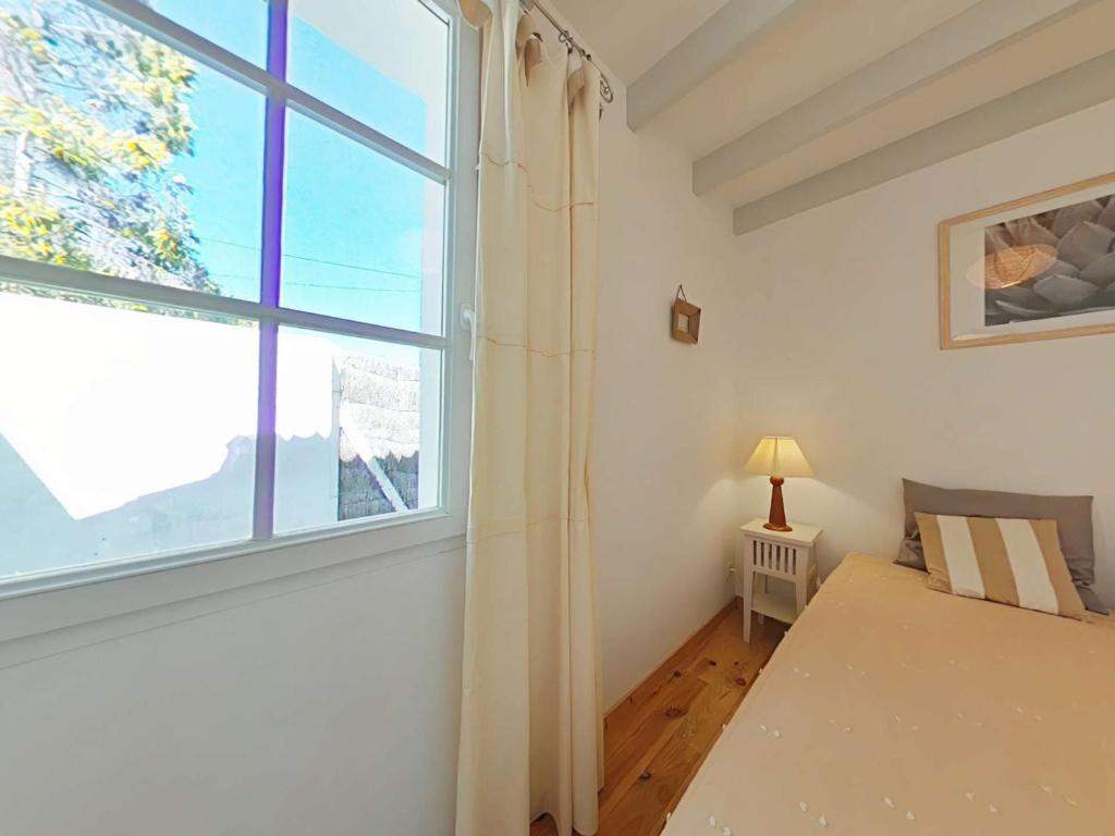 Posteľ alebo postele v izbe v ubytovaní Charmante maison à 250m de la plage avec jardin, terrasse ensoleillée et garage à vélo, L'Épine - FR-1-224B-161