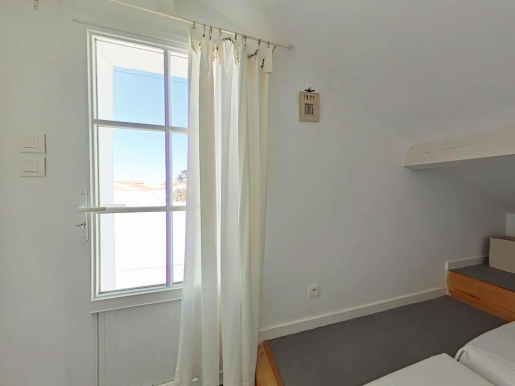 Posteľ alebo postele v izbe v ubytovaní Charmante maison à 250m de la plage avec jardin, terrasse ensoleillée et garage à vélo, L'Épine - FR-1-224B-161