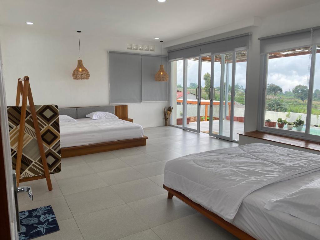 Postel nebo postele na pokoji v ubytování Villa Ubud at Jason Farm Cipanas