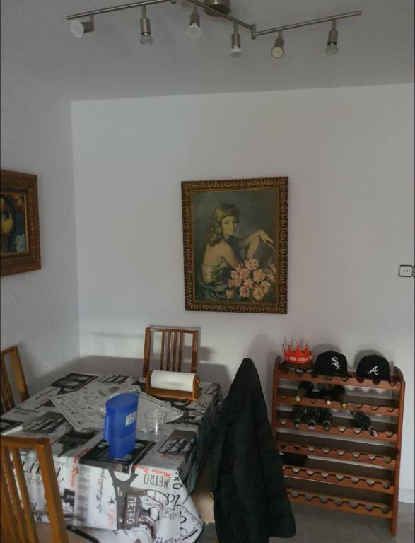 テラサにあるHabitación privada dobleのテーブルと壁に絵が掛かっている部屋