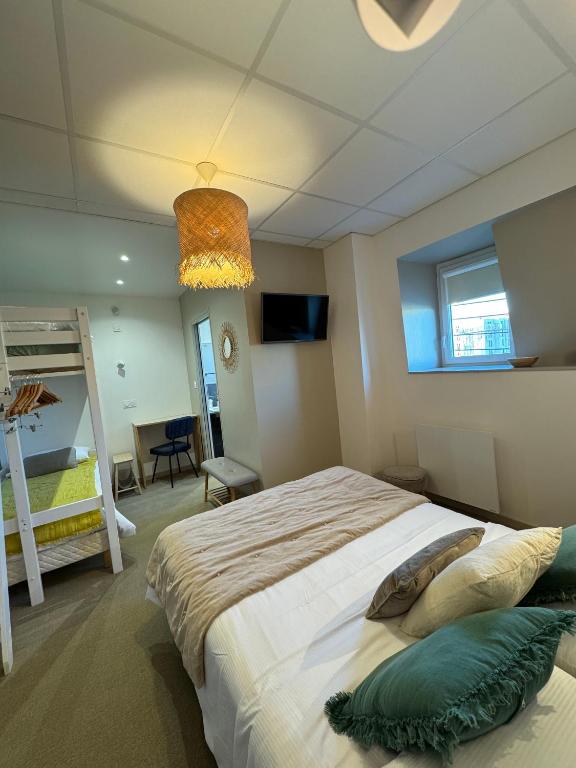 Cit'Hotel Les Alizes - Quadruple Room With Shower