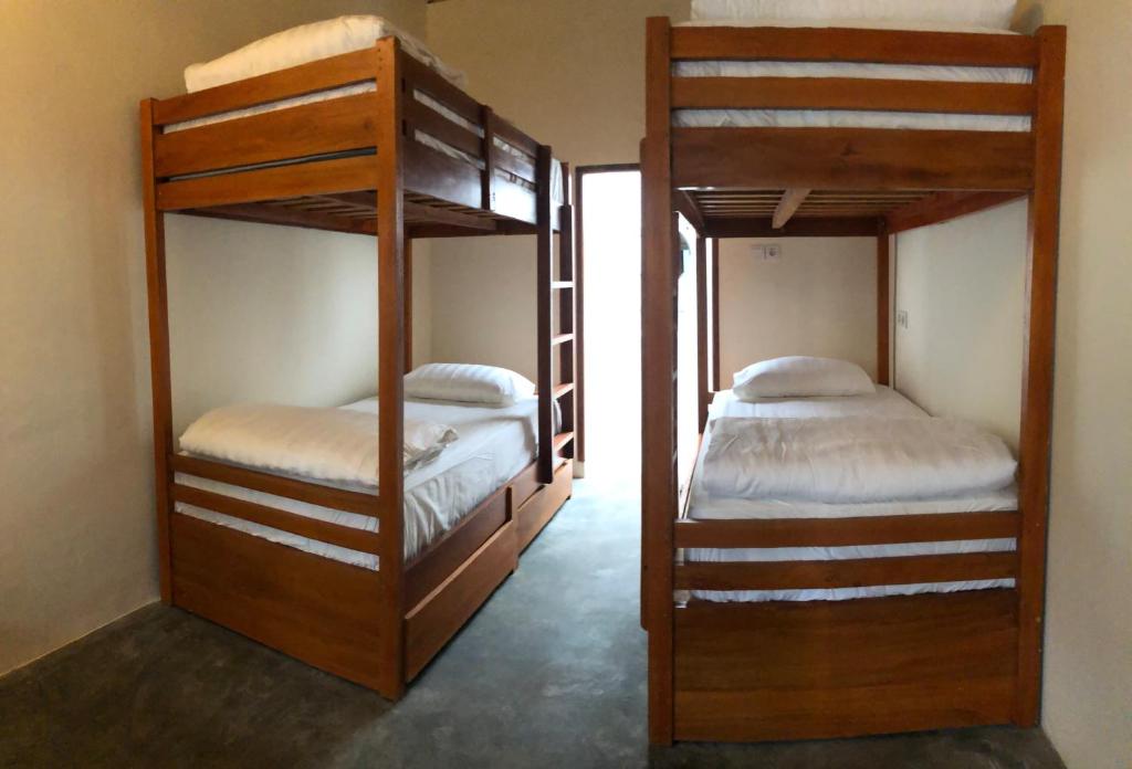 Postel nebo postele na pokoji v ubytování Roots Hotel Trawangan