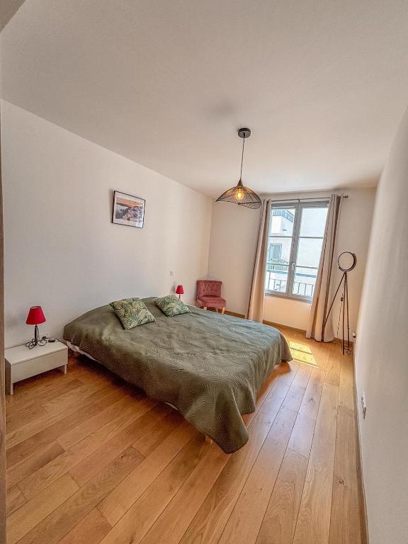 Łóżko lub łóżka w pokoju w obiekcie Magnifique T3 les hauts du port Bonifacio