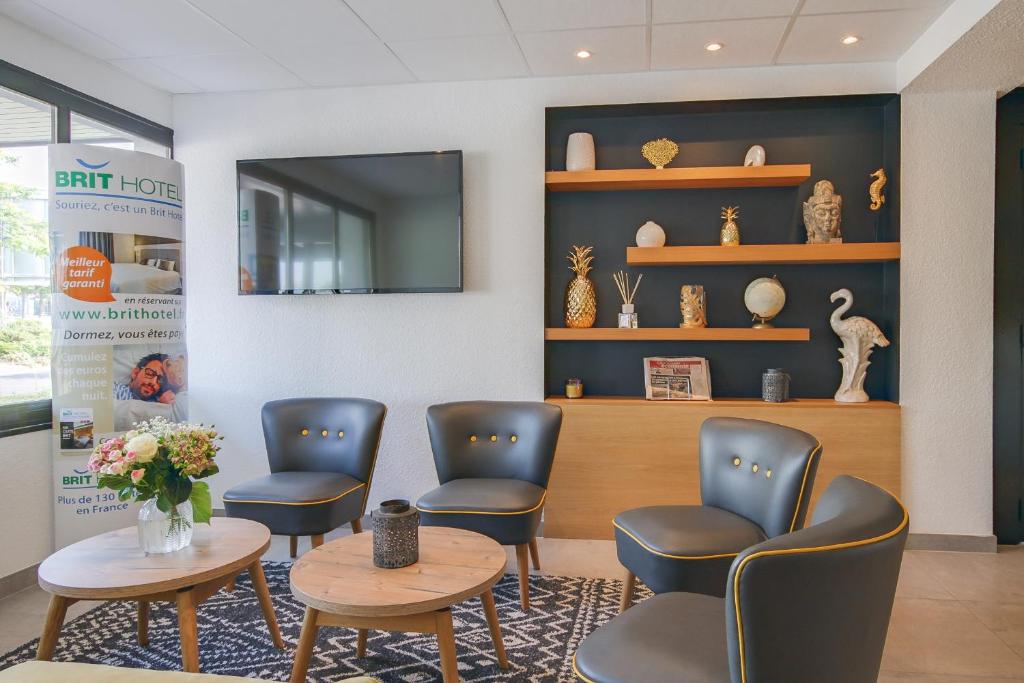 TV a/nebo společenská místnost v ubytování Brit Hotel Reims La Neuvillette