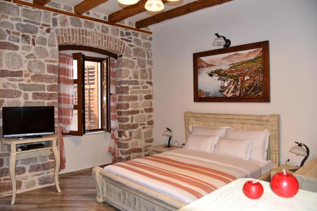 TV a/nebo společenská místnost v ubytování Apartments Kotor Old Town