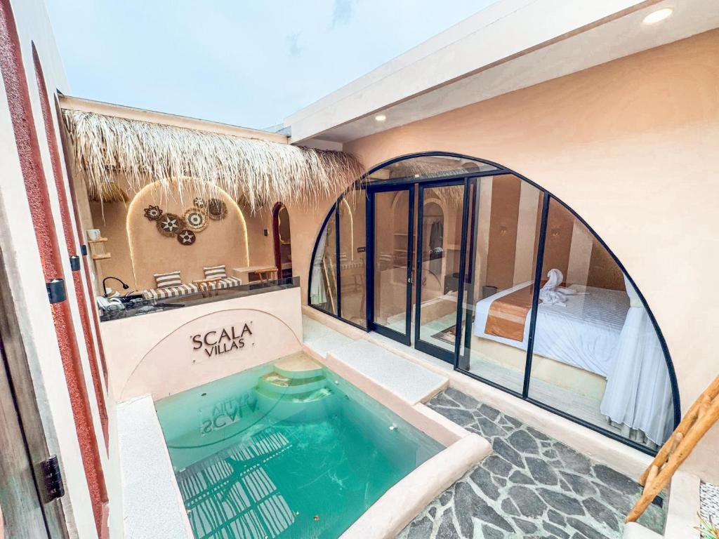 Bassenget på eller i nærheten av Scala Villas With Private Pool Yogyakarta