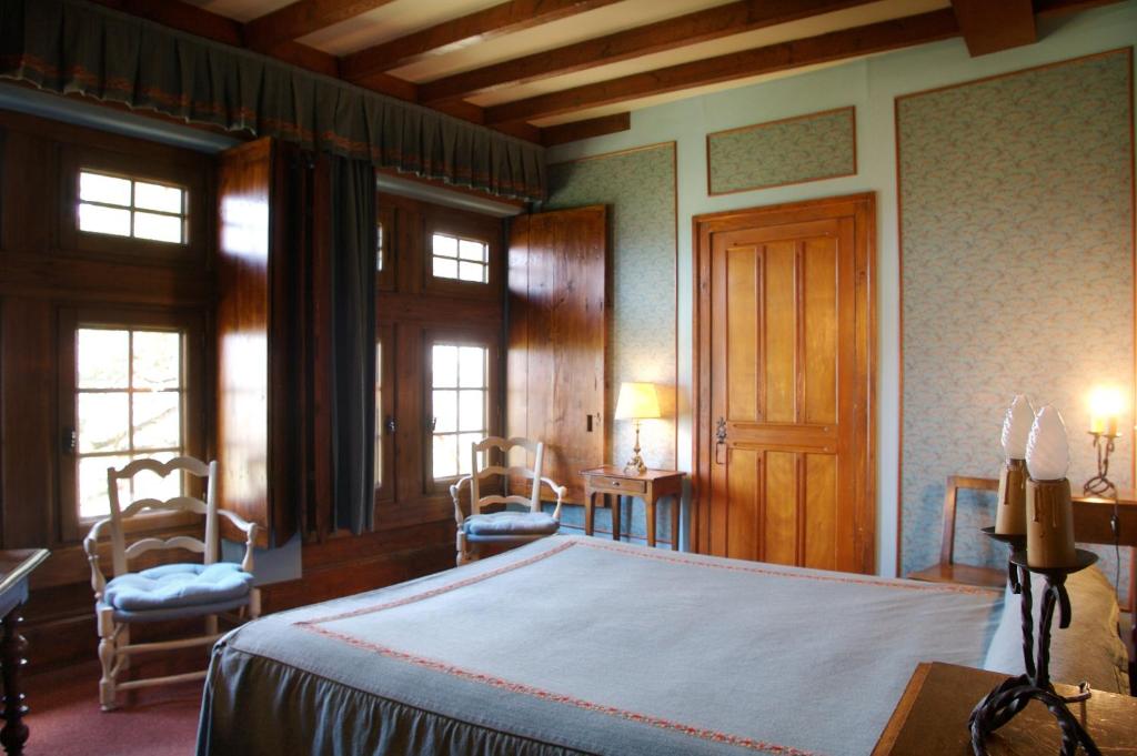 Postel nebo postele na pokoji v ubytování Hostellerie du Vieux Pérouges