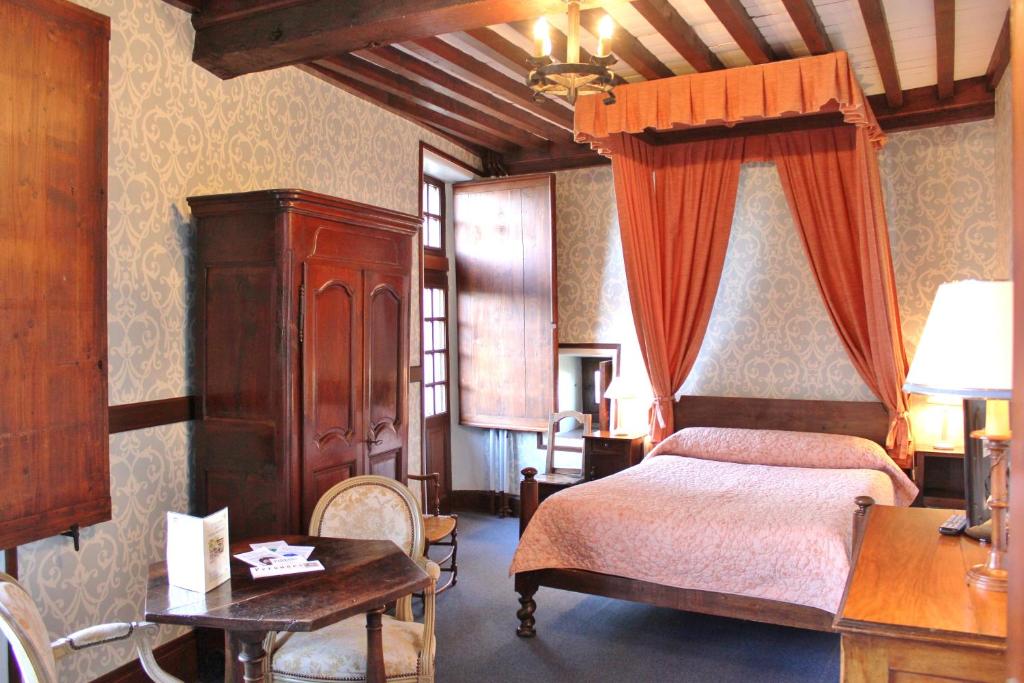 Postel nebo postele na pokoji v ubytování Hostellerie du Vieux Pérouges