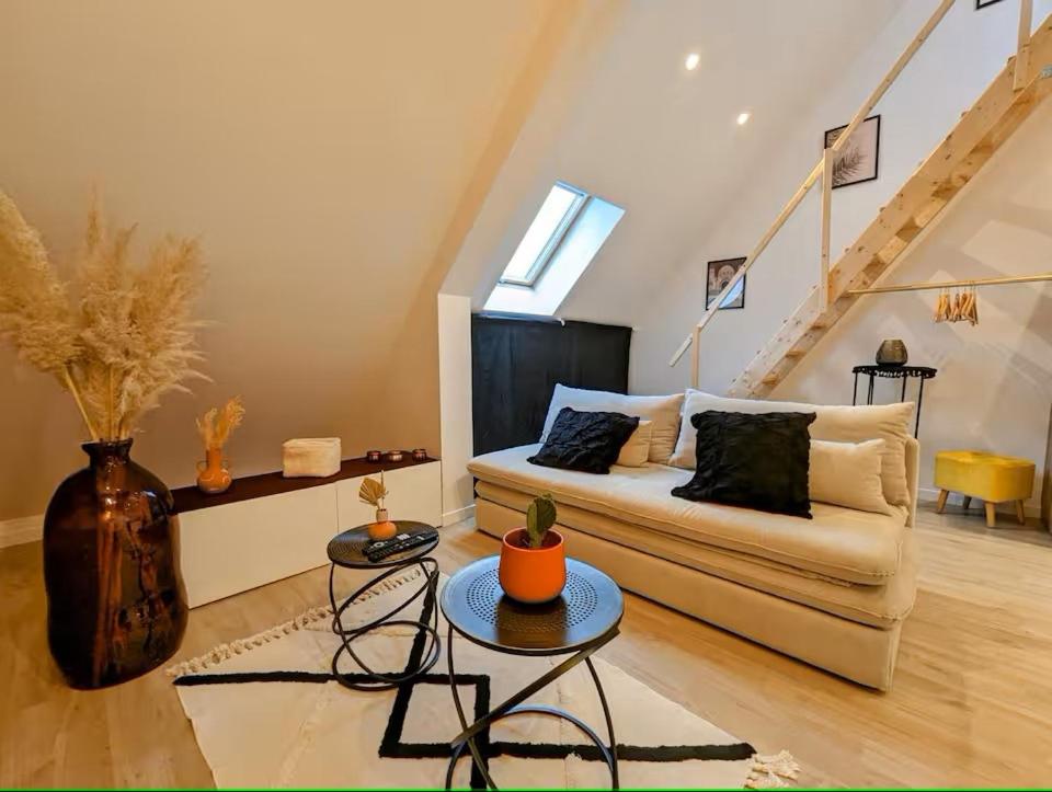 un salon avec un canapé et un escalier dans l'établissement Le Marrakech, à Saint-Brieuc