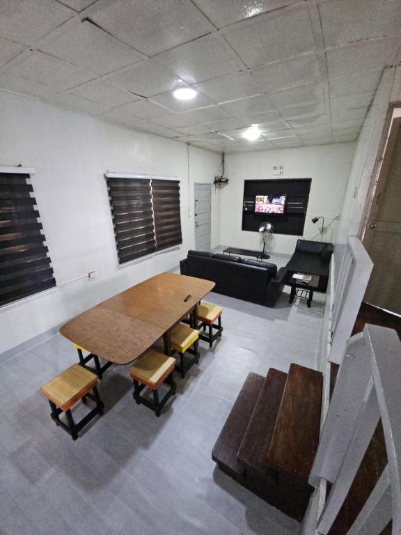 una habitación con una mesa y sillas y un sofá en Furnished 3 Bedroom House near Camp John Hay, en Baguio