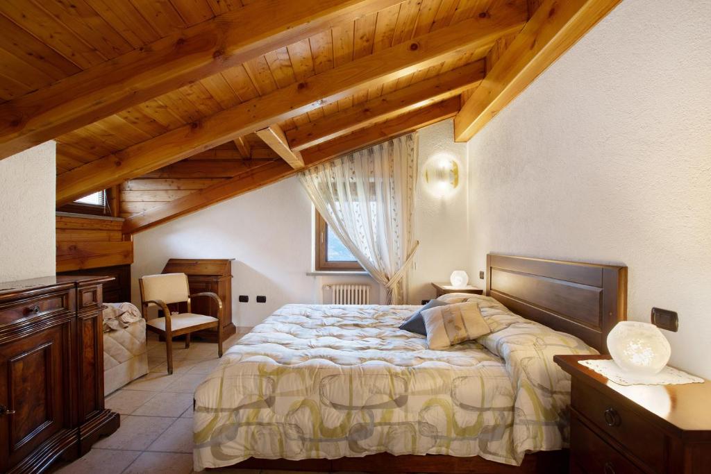 a bedroom with a large bed with a wooden ceiling at Da Manu - Blavy Nus in Blevy