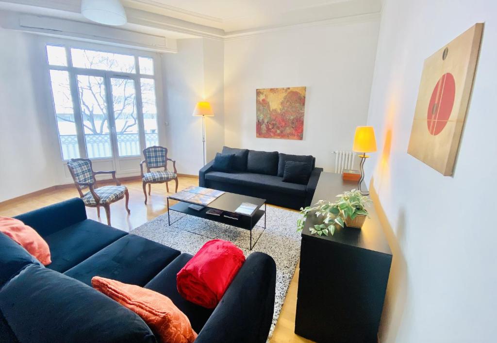 un salon avec un canapé bleu et une table dans l'établissement Cocon Urbain lumineux et hyper central pour 1 à 4 personnes, à Marseille