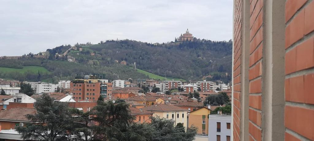 uitzicht op een stad met een berg op de achtergrond bij La casa di Mariconcy in Bologna