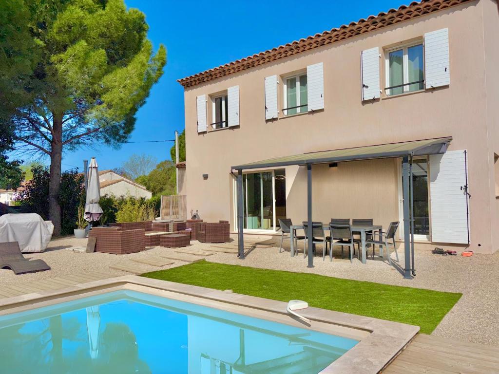une villa avec piscine devant une maison dans l'établissement Villa style bastide provençale, piscine, jardin et parkings, au Muy