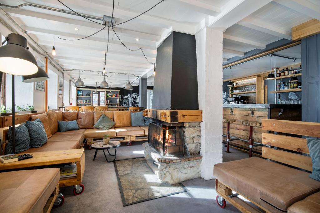 Una sala de estar con un sofá y una chimenea. en CHALET AUBERGE - Les Mélèzes, en Tignes