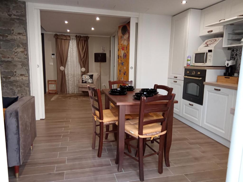 トラーパニにあるG&S Apartmentの部屋に木製のテーブルと椅子が置かれたキッチン