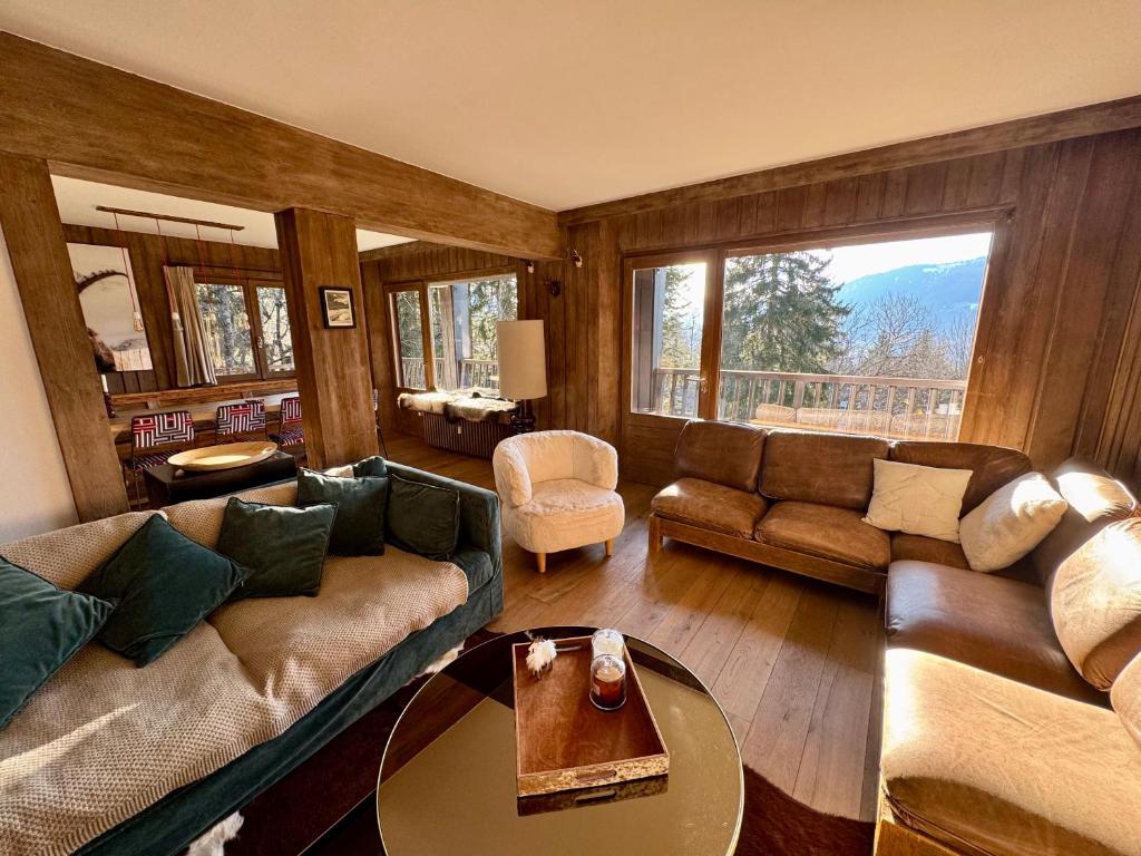 un salon avec un canapé et une table dans l'établissement Fairway, à Megève