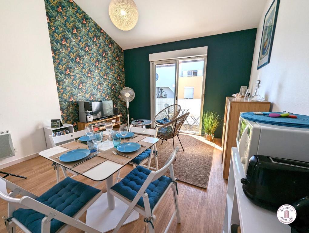 une salle à manger avec une table et des chaises dans l'établissement Picolla Caletta, à Les Sables-dʼOlonne