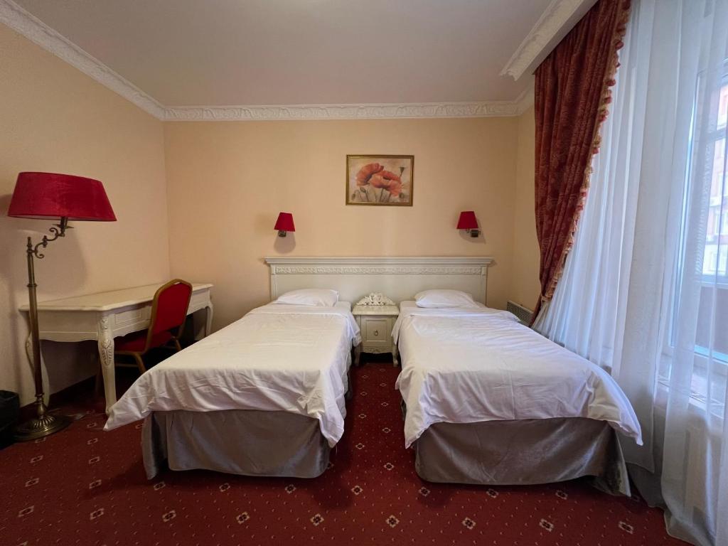 Postel nebo postele na pokoji v ubytování Royal City Hotel