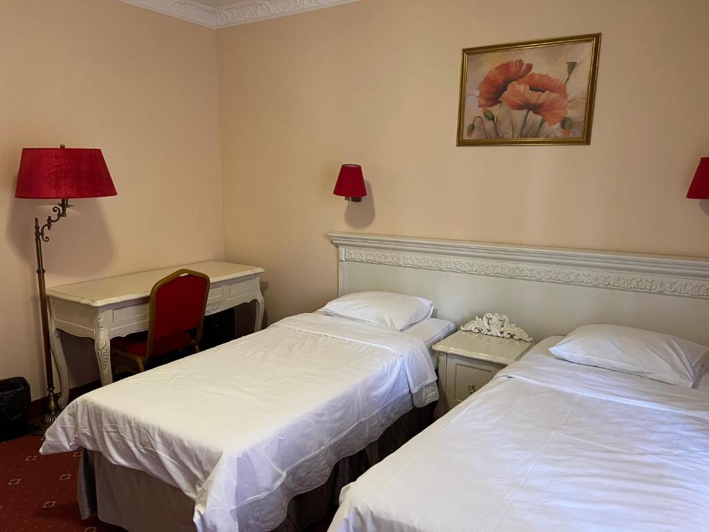 Postel nebo postele na pokoji v ubytování Royal City Hotel