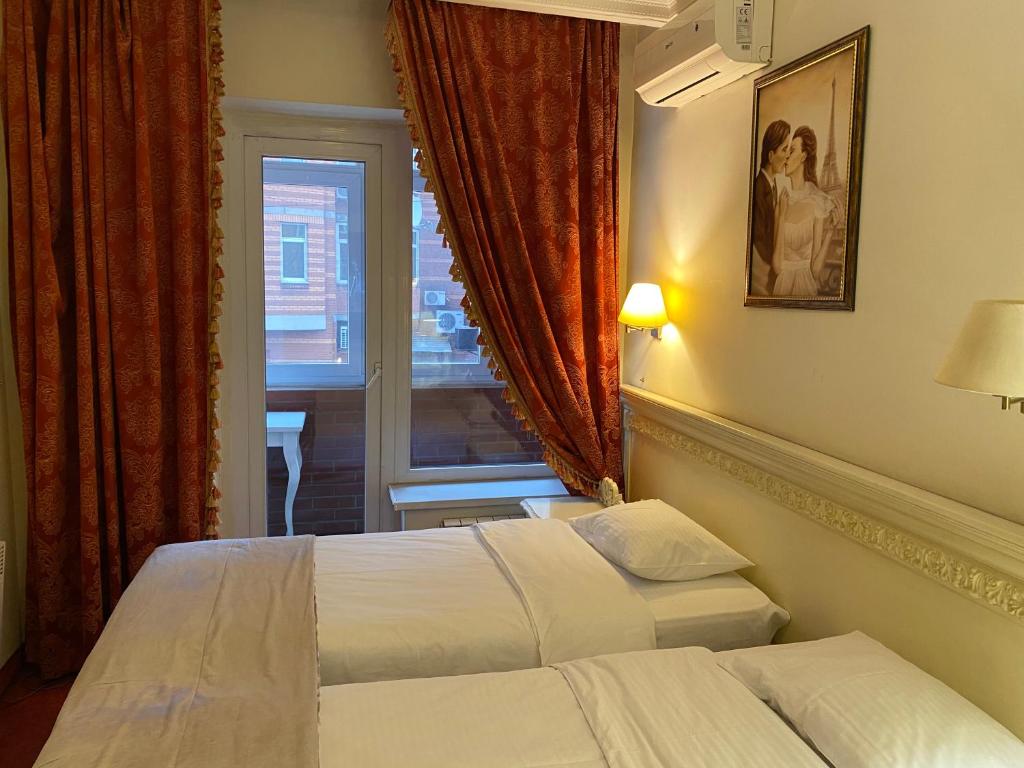 Postel nebo postele na pokoji v ubytování Royal City Hotel