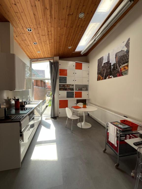 eine Küche mit Tisch und Esszimmer in der Unterkunft Studio vintage banlieue BXL in Genval