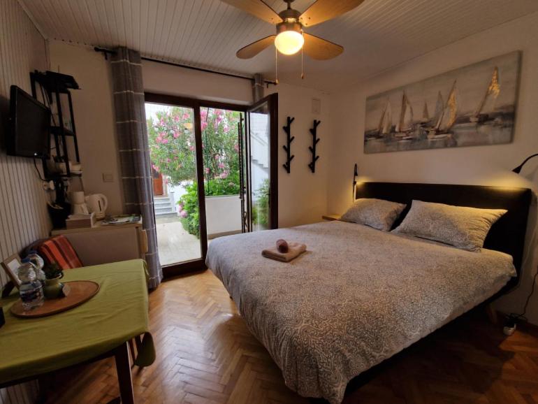 sypialnia z łóżkiem z pluszowym misiem w obiekcie Cozy Room Albina w Bašce