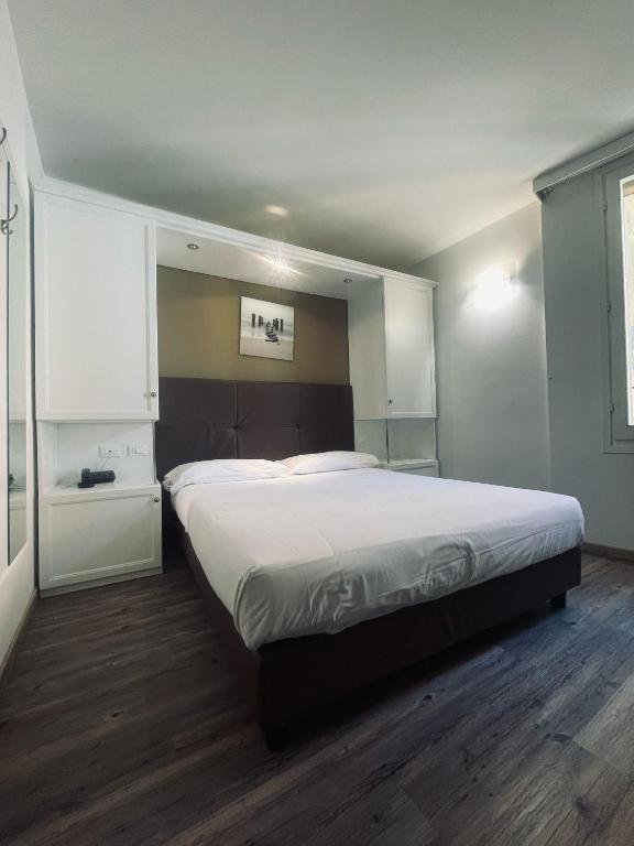 Hotel Holiday- Alla Finestrella - Resim 38