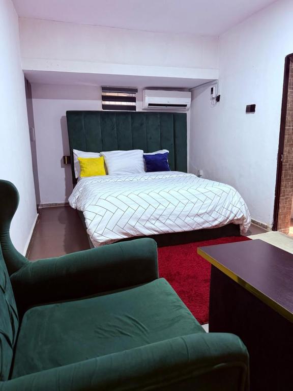 Postel nebo postele na pokoji v ubytování Glandov Suites