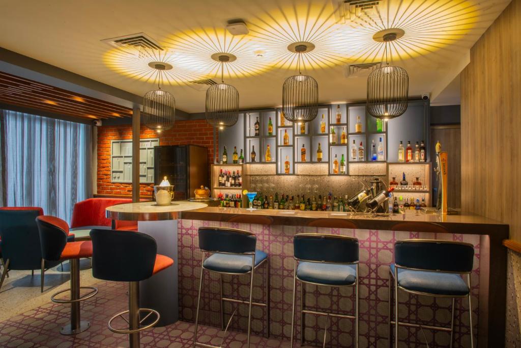 Lounge nebo bar v ubytování Vivanta Mangalore Oldport Road - Formerly Known as Taj Manjarun