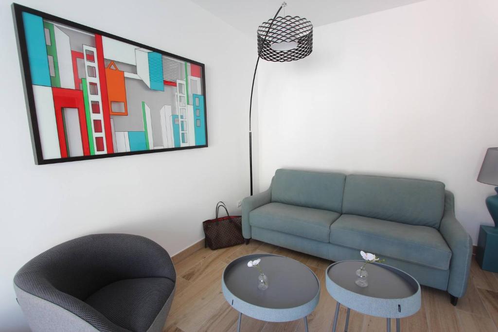 Hotel Luxurious Apartments Monaco&SeaView, InfinityPool&Parking, a living room with a couch and a table at Luxurious Apartments Monaco&SeaView, InfinityPool&Parking in Beausoleil