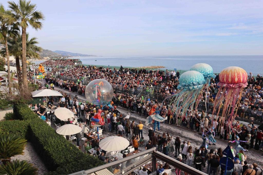 une grande foule de personnes debout autour d'un festival dans l'établissement Menton City Center One Bedroom , Beach & Sea View #15, à Menton