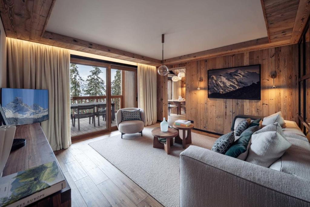 un salon avec un canapé, une télévision et une table dans l'établissement Antarès URSA 401 - luxury apartment ski inski out, à Méribel