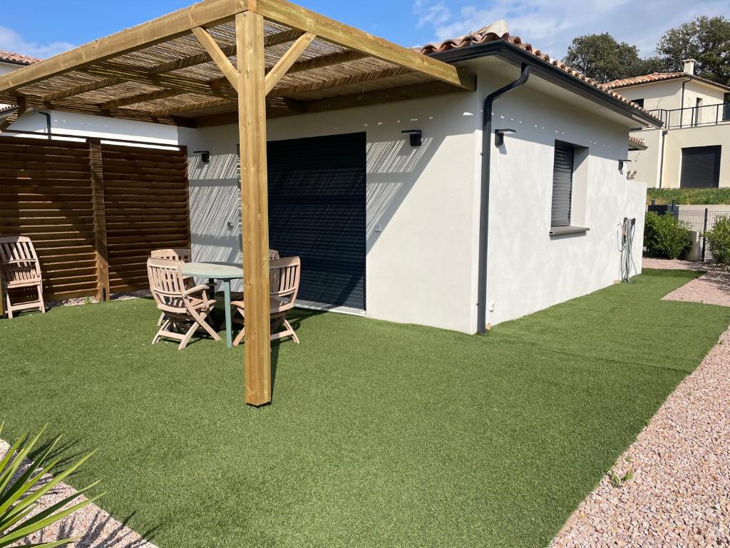 d'une terrasse avec une table et des chaises sur gazon. dans l'établissement Superbe T2 Porticcio 2 à 4 personnes, à Grosseto-Prugna