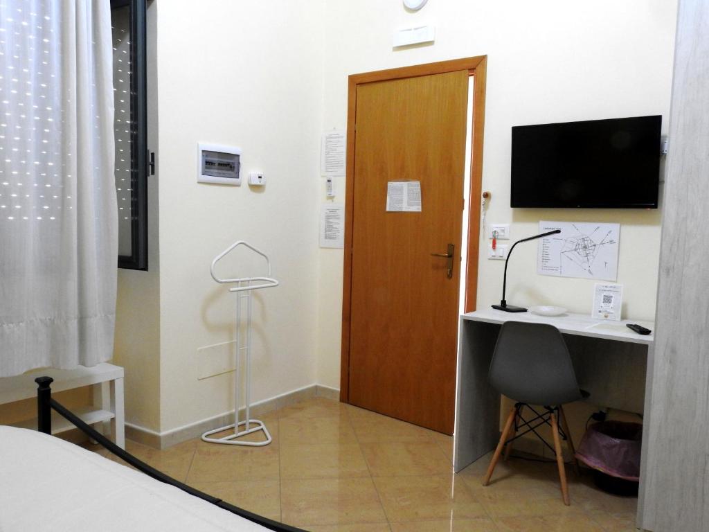 TV a/nebo společenská místnost v ubytování Il cappello sulle 23! Camere in affitto breve