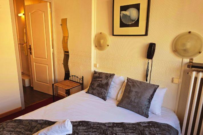 Postel nebo postele na pokoji v ubytování Hôtel Alexandra Centre Ville