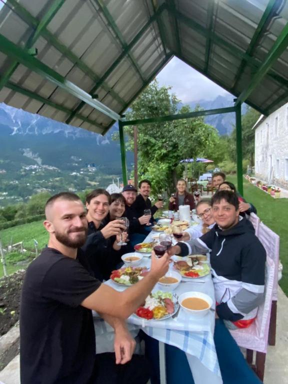 Nespecifikovaný výhled na hory nebo výhled na hory při pohledu z chaty