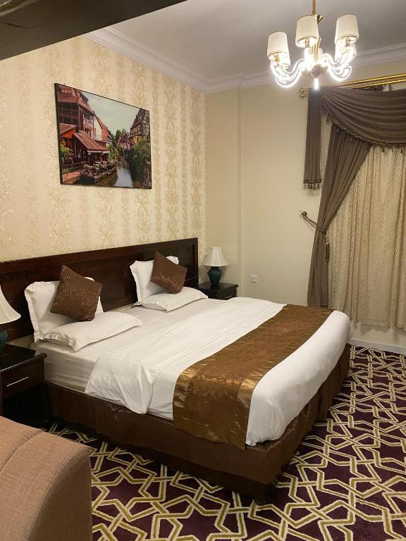 Postel nebo postele na pokoji v ubytování ركن الرمال للشقق المخدومة