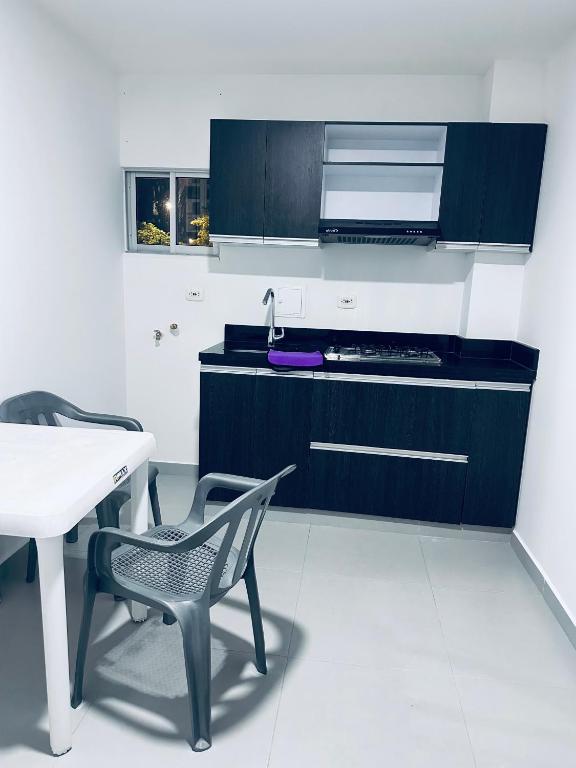 Kuchyň nebo kuchyňský kout v ubytování Hermoso apartamento con Aire Acondicionado Cerca al Hospital de Neiva