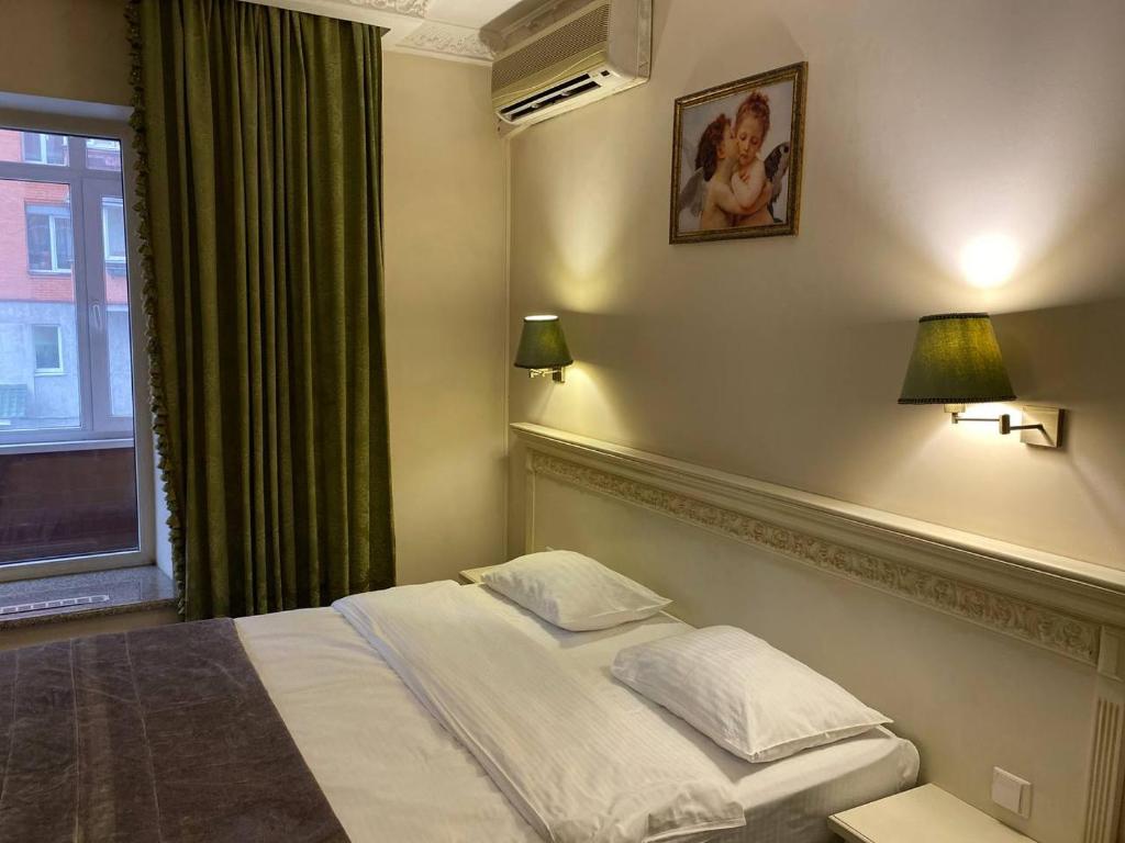 Postel nebo postele na pokoji v ubytování Royal City Hotel