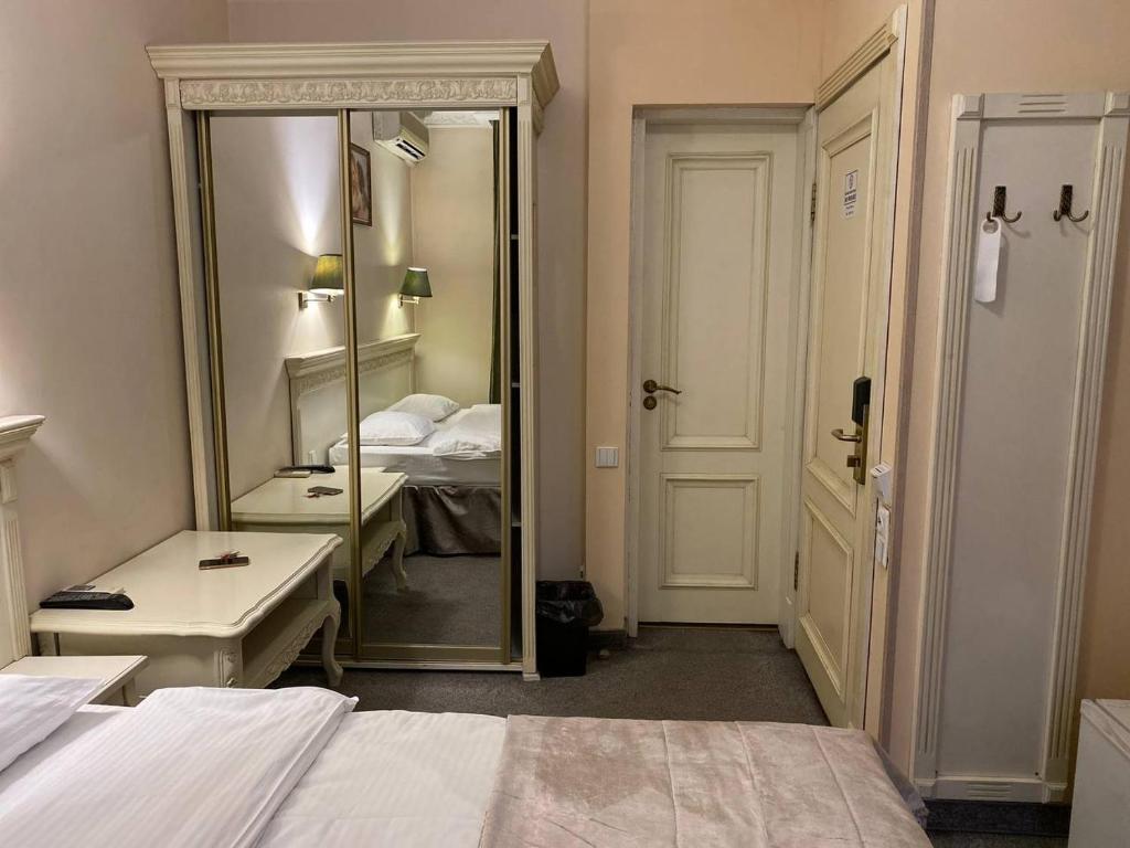 Postel nebo postele na pokoji v ubytování Royal City Hotel