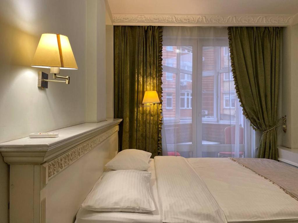 Postel nebo postele na pokoji v ubytování Royal City Hotel