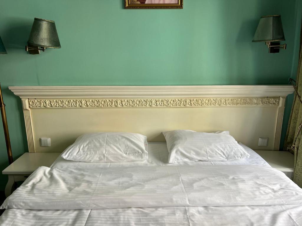 Postel nebo postele na pokoji v ubytování Royal City Hotel
