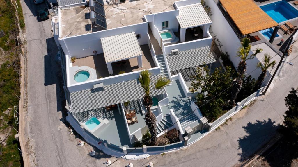 Aerenia Luxury Suites - 13