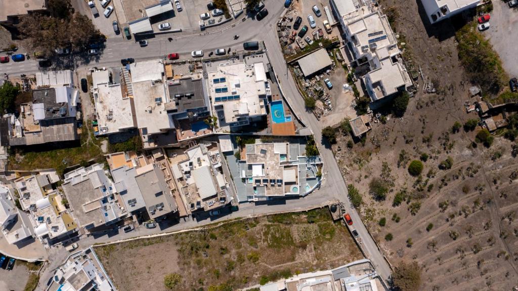 Aerenia Luxury Suites - 12