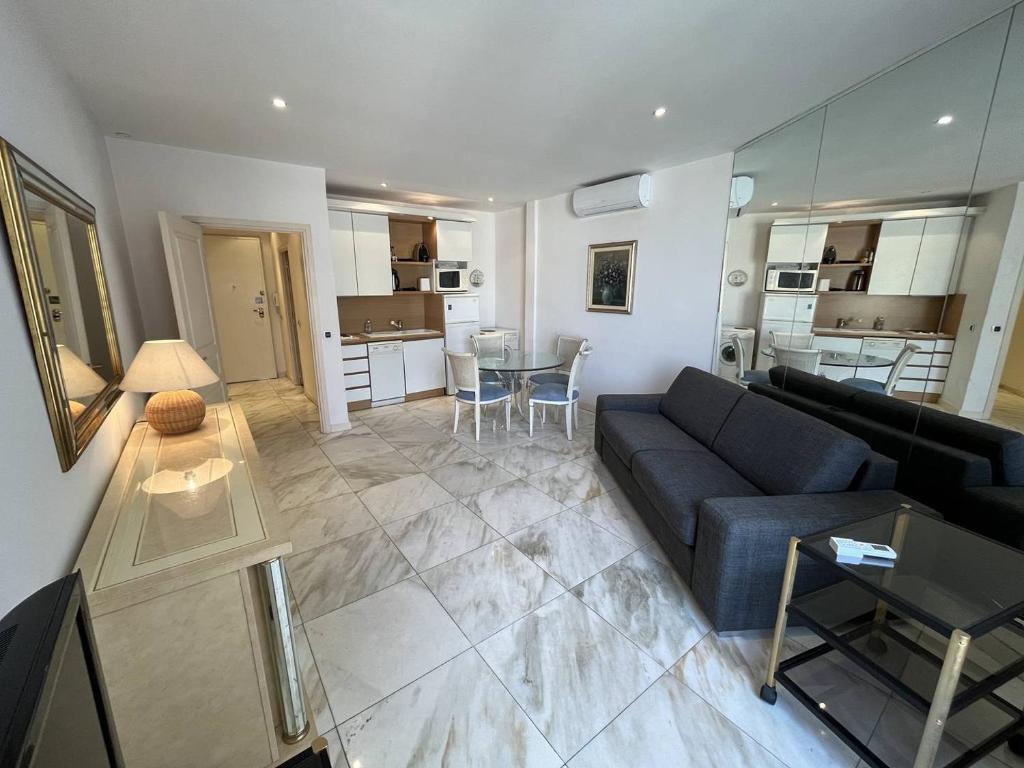 un salon avec un canapé et une table dans l'établissement 540 Cannes La Croisette - Joli studio au calme coté jardin, à Cannes