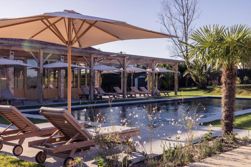 Bazén v ubytování Hôtel INDARRA & SPA - Piscine nebo v jeho okolí