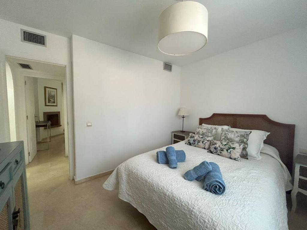 Posteľ alebo postele v izbe v ubytovaní Holidays & Homes, Calahonda Royale Lirio, 300 m playa
