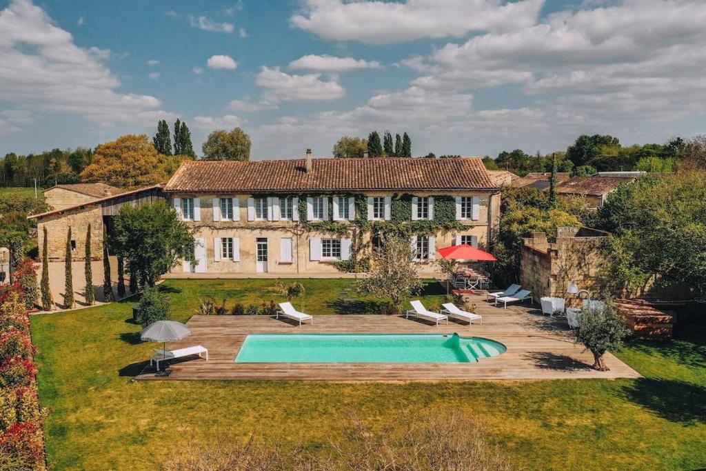 un domaine avec une piscine devant une maison dans l'établissement Villa 5 étoiles proche de Saint Émilion, à Les Artigues-de-Lussac