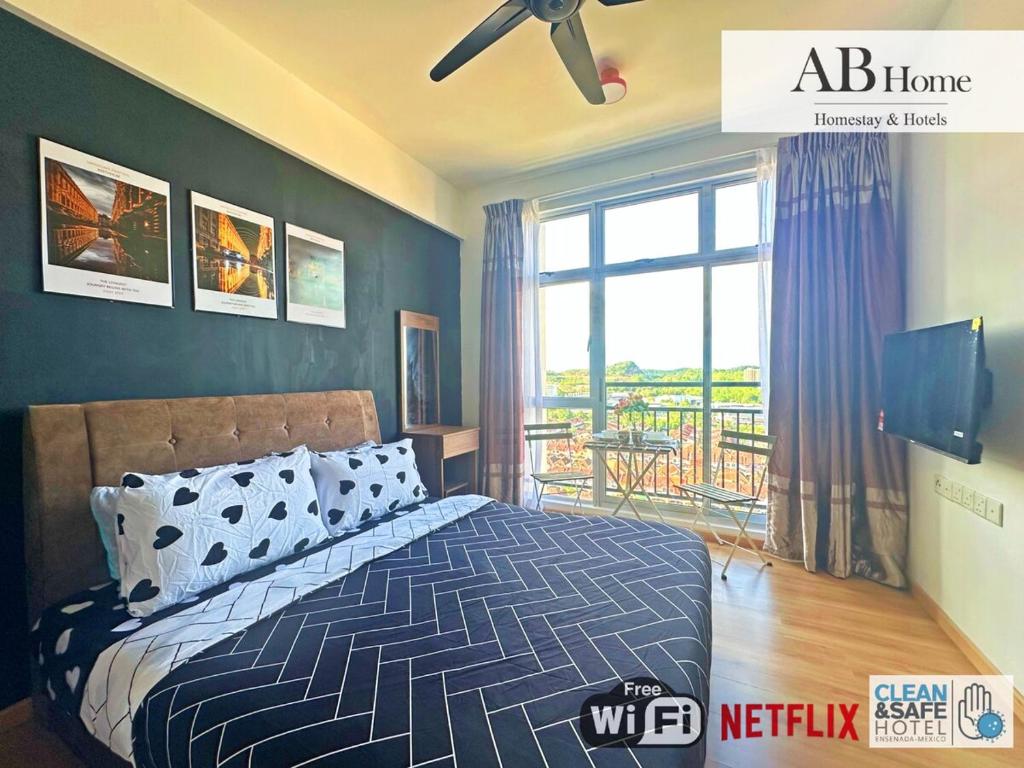 ein Schlafzimmer mit einem Bett und einem Balkon in der Unterkunft ABHOME "BOSS SUITE" Midas Seri Alam #Mall #Masai JB in Masai